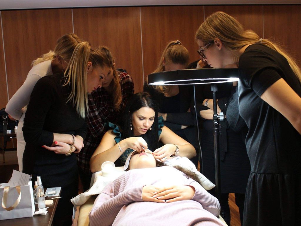 How to Choose the Best Lash Extensions Training Courses | Luxury Eye